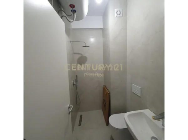 Tirane, jepet me qera apartament 1+1 Kati 2, 50 m² 450 € ("MANGALEM 21", ALI DEM)