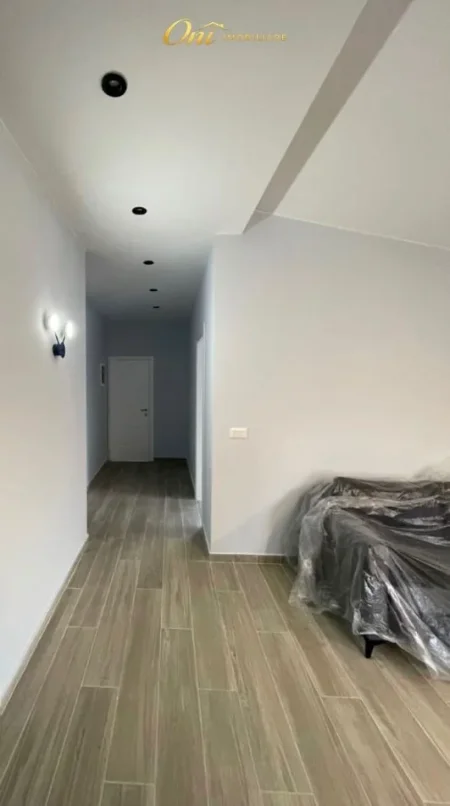 Tirane, jepet me qera apartament 1+1 Kati 4, 60 m² 500 € (ISH PARKU AUTOBUSAVE)
