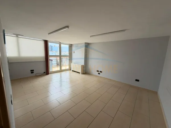 Tirane, jepet me qera ambjent biznesi Kati 9, 448 m² 6.000 € (Rruga e Kavajes)