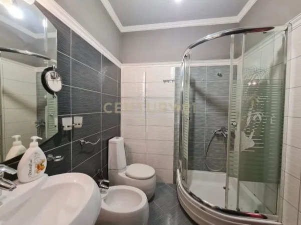 Tirane, jepet me qera apartament 2+1+Aneks+Ballkon Kati 5, 101 m² 500 € (tek Vilat Gjermane)