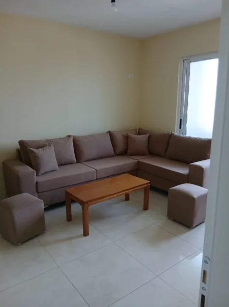 Tirane, jepet me qera apartament 1+1+Ballkon , 65 m² 450 € (Medreseja)