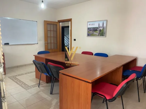 Tirane, jepet me qera zyre Kati 1, 200 m² 1.050 € (DON BOSKO)