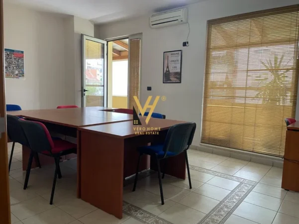 Tirane, jepet me qera zyre Kati 1, 200 m² 1.050 € (DON BOSKO)