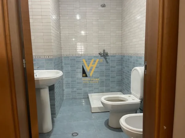 Tirane, jepet me qera zyre Kati 1, 200 m² 1.050 € (DON BOSKO)