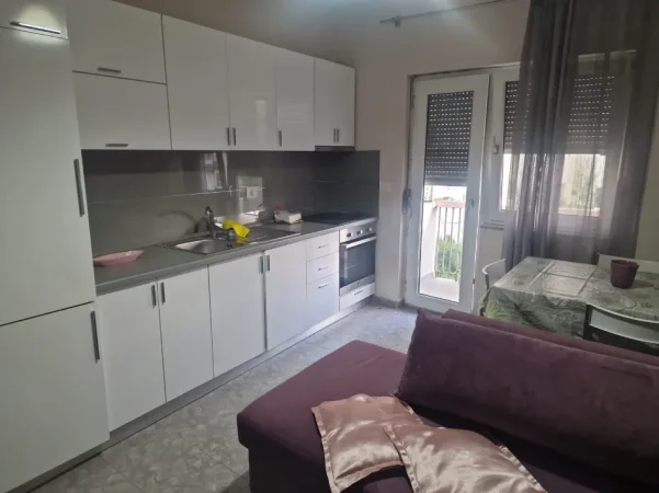 Tirane, jepet me qera apartament 2+1+Aneks+Ballkon Kati 4, 550 € (rruga e durresit)