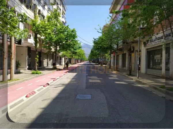 Tirane, jepet me qera ambjent biznesi Kati 0, 78 m² 1.500 € (Rruga Hoxha Tahsim)
