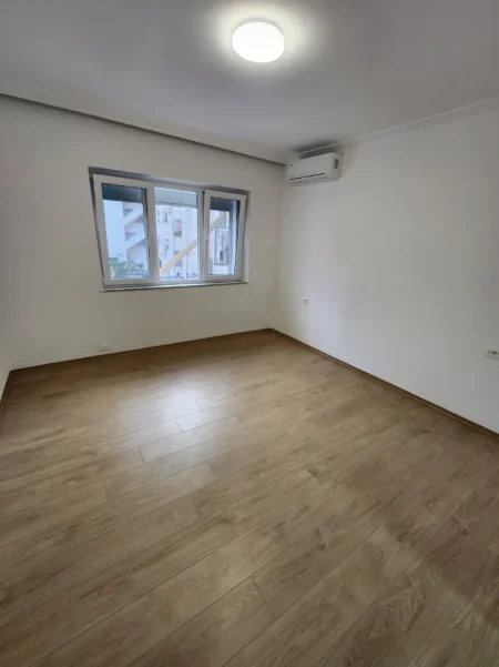ZYRË ME Qira 90m2( kati 2) 📍Qendër/ Përballë Toptanit | 3 Ambjente pune | 100 % E Re 🔥 85.000 Lekë/Muaj
