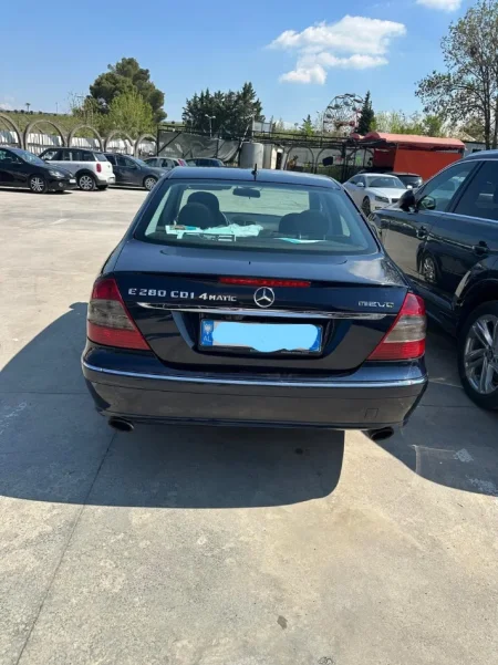 Tirane, shes makine Mercedes-Benz Nafte, blu e errët automatik Kondicioner 201.800 km 6.800 €