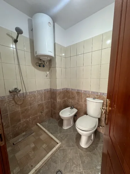 Tirane, jepet me qera apartament 2+1 Kati 1, 85 m² 400 € (Astir)