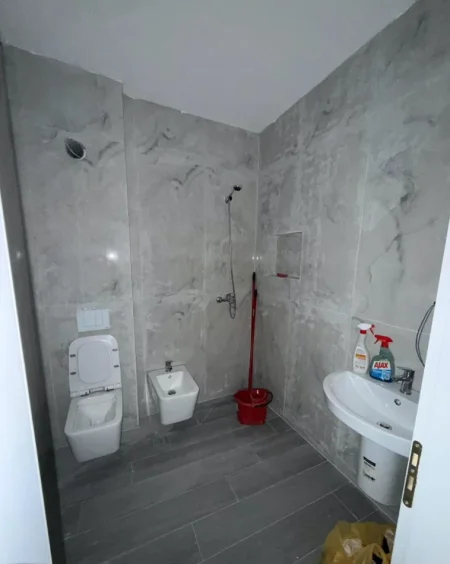 Tirane, jepet me qera zyre Kati 5, 73 m² 500 € (PRANE RING CENTER)