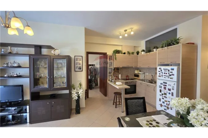 Vlore - Lungomare, jepet me qera apartament 1+1+Ballkon Kati 4, 74 m² 450 € (Rruga Reshat Osmani, Vlore)