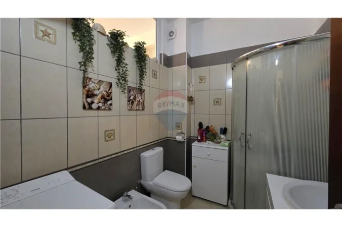 Vlore - Lungomare, jepet me qera apartament 1+1+Ballkon Kati 4, 74 m² 450 € (Rruga Reshat Osmani, Vlore)
