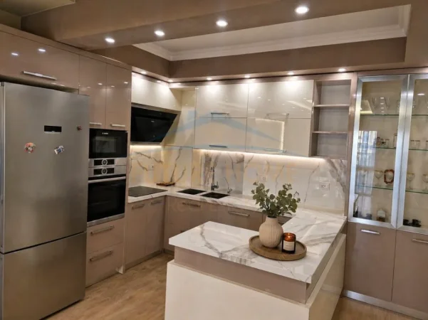 jap me qera apartament 2+1+Ballkon Kati 3, 90 m² 950 € (PAZARI I RI)