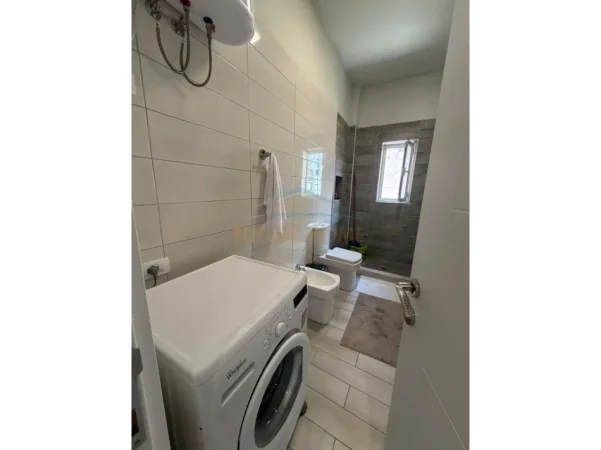 Tirane, jepet me qera apartament 2+1 Kati 2, 83 m² 880 € (Rruga e Barrikadave)
