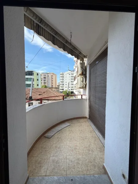Durres, jepet me qera apartament 1+1+Ballkon Kati 3, 63 m² 350 € (plazh)