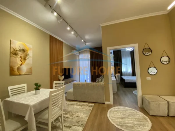Tirane, jepet me qera apartament 1+1 Kati 5, 62 m² 800 € (Kopshti Botanik)