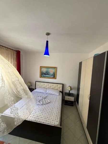 Durres, jepet me qera apartament ne plazh 1+1+Ballkon Kati 4, 70 m² (Rruga Pavarisa, Plepa)