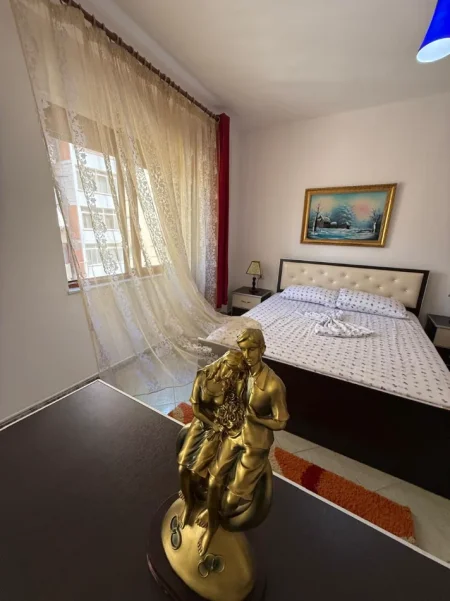 Durres, jepet me qera apartament ne plazh 1+1+Ballkon Kati 4, 70 m² (Rruga Pavarisa, Plepa)