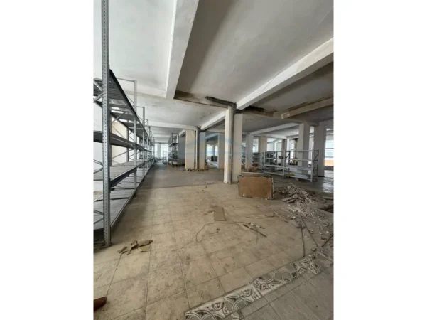 Tirane, jepet me qera ambjent biznesi , 2.000 m² 10.600 € (Kthesa e kamzes)