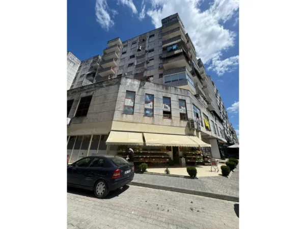 Tirane, jepet me qera ambjent biznesi , 2.000 m² 10.600 € (Kthesa e kamzes)