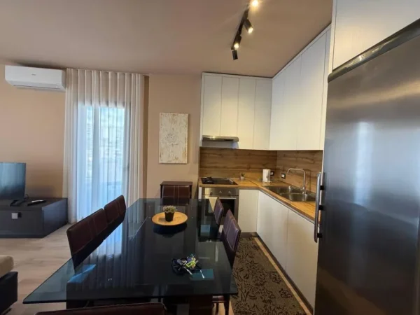 Tirane, jepet me qera apartament 1+1, Kati 5 (Me ashensor) 72 m² 700 € (Rruga Hysen Dalliu)