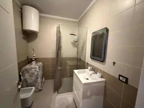 Tirane, jepet me qera apartament 1+1, Kati 5 (Me ashensor) 72 m² 700 € (Rruga Hysen Dalliu)