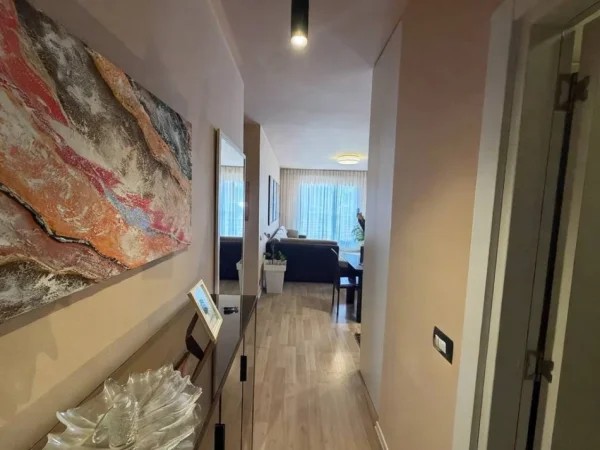 Tirane, jepet me qera apartament 1+1, Kati 5 (Me ashensor) 72 m² 700 € (Rruga Hysen Dalliu)