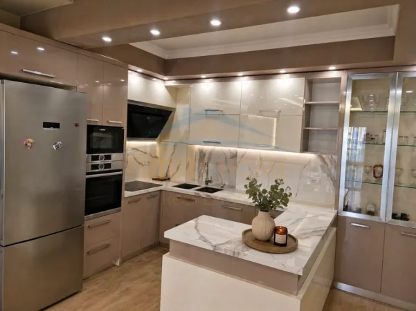 Tirane, jepet me qera apartament 2+1 Kati 3, 89 m² 950 € (Selvia)