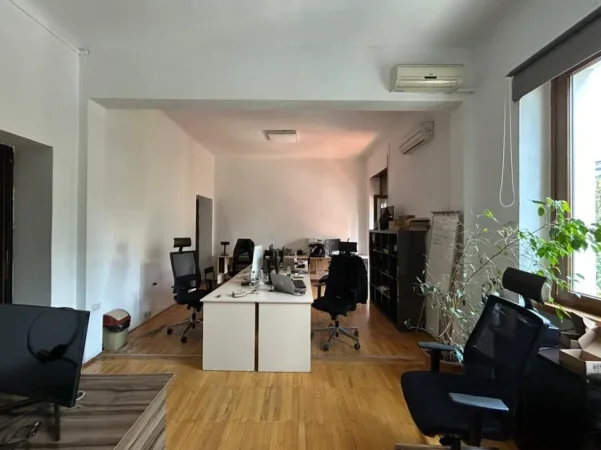 Tirane, jepet me qera ambjent biznesi Kati 2, 159 m² 2.100 € 