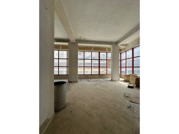 Tirane, jepet me qera ambjent biznesi Kati 1, 2.000 m² 10.600 € (KTHESA E KAMZES)