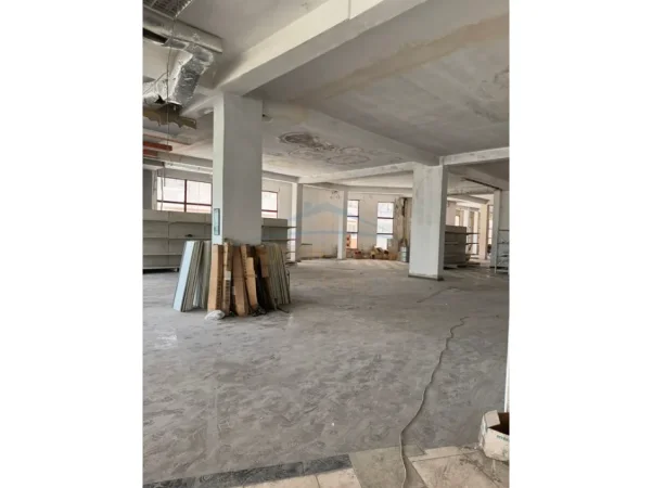 Tirane, jepet me qera ambjent biznesi Kati 1, 2.000 m² 10.600 € (KTHESA E KAMZES)