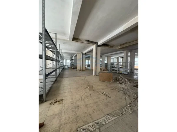 Tirane, jepet me qera ambjent biznesi Kati 1, 2.000 m² 10.600 € (KTHESA E KAMZES)