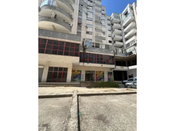 Tirane, jepet me qera ambjent biznesi Kati 1, 2.000 m² 10.600 € (KTHESA E KAMZES)