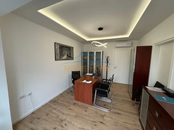 Tirane, jepet me qera ambjent biznesi Kati 1, 72 m² 1.100 € (Bulevardi zogu I)