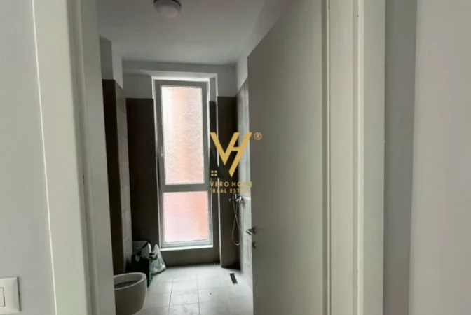 Tirane, jepet me qera zyre Kati 1, 122 m² 1.300 € (STACIONI I TRENIT)