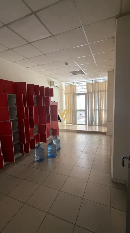 Tirane, jepet me qera ambjent biznesi Kati 1, 500 m² 7.000 € (BLLOK)