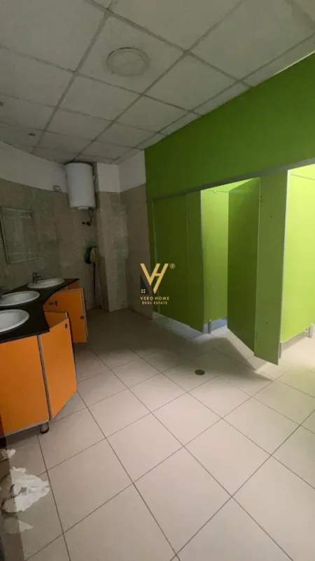 Tirane, jepet me qera ambjent biznesi Kati 2, 330 m² 4.500 € (BLLOK)