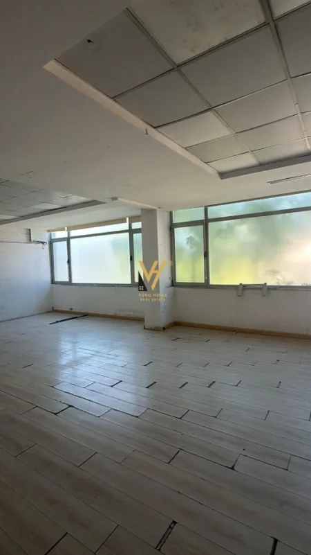 Tirane, jepet me qera ambjent biznesi Kati 2, 330 m² 4.500 € (BLLOK)