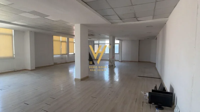 Tirane, jepet me qera ambjent biznesi Kati 2, 330 m² 4.500 € (BLLOK)