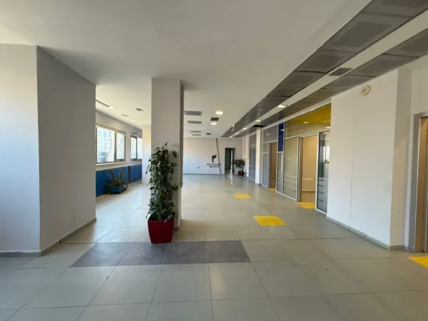 Tirane, jepet me qera zyre Kati 2, 580 m² 11.000 € (RRUGA E KAVAJES)