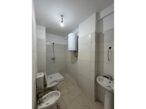 Tirane, jepet me qera apartament 2+1 Kati 4, 95 m² 430 € (5 Maj)