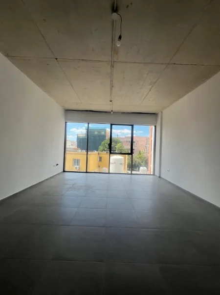 Tirane, jepet me qera zyre Kati 1, 40 m² 700 € (QENDER)