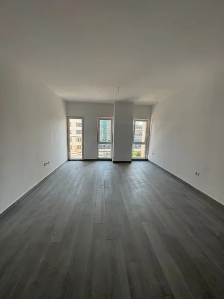 Tirane, jepet me qera zyre Kati 5, 73 m² 500 € (PRANE RING CENTER)
