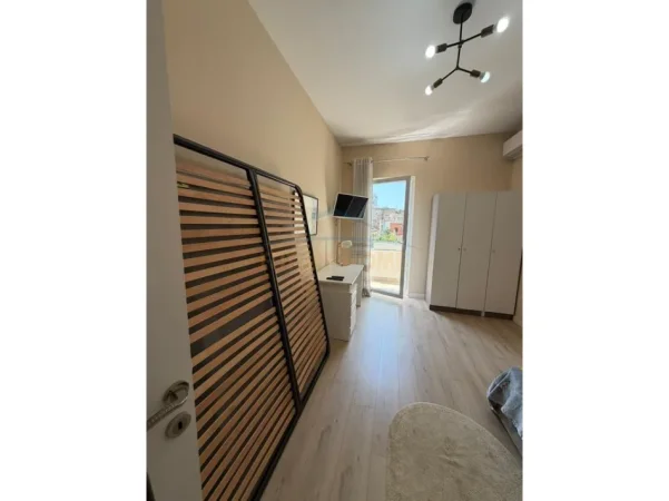 jepet me qera apartament 2+1 Kati 2, 83 m² 800 € (Rruga e Barrikadave)
