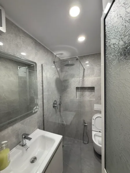 Tirane, jepet me qera zyre Kati 0, 60 m² 790 € (tregu elektrik)