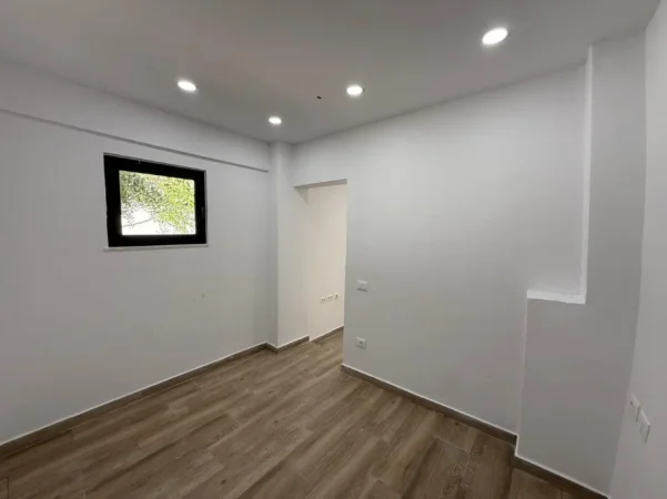Tirane, jepet me qera zyre Kati 0, 60 m² 790 € (tregu elektrik)