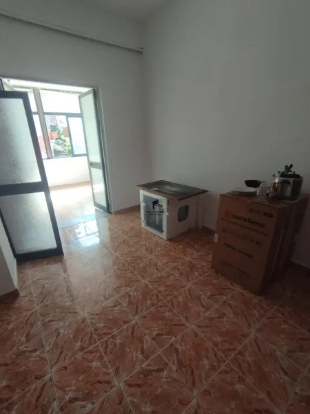 Tirane, jepet me qera apartament 1+1 Kati 1, 65 m² 300 € (SHKOLLA E BALETIT)