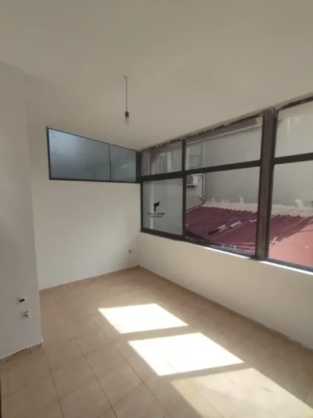 Tirane, jepet me qera apartament 1+1 Kati 1, 65 m² 300 € (SHKOLLA E BALETIT)