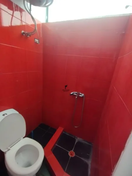 Tirane, jepet me qera apartament 1+1 Kati 1, 65 m² 300 € (SHKOLLA E BALETIT)