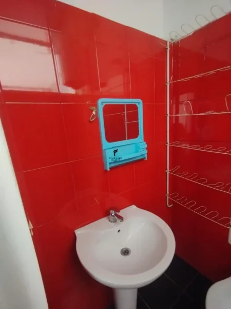 Tirane, jepet me qera apartament 1+1 Kati 1, 65 m² 300 € (SHKOLLA E BALETIT)